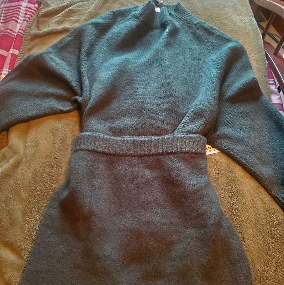 Old Navy sweater skirt set in color bottled green